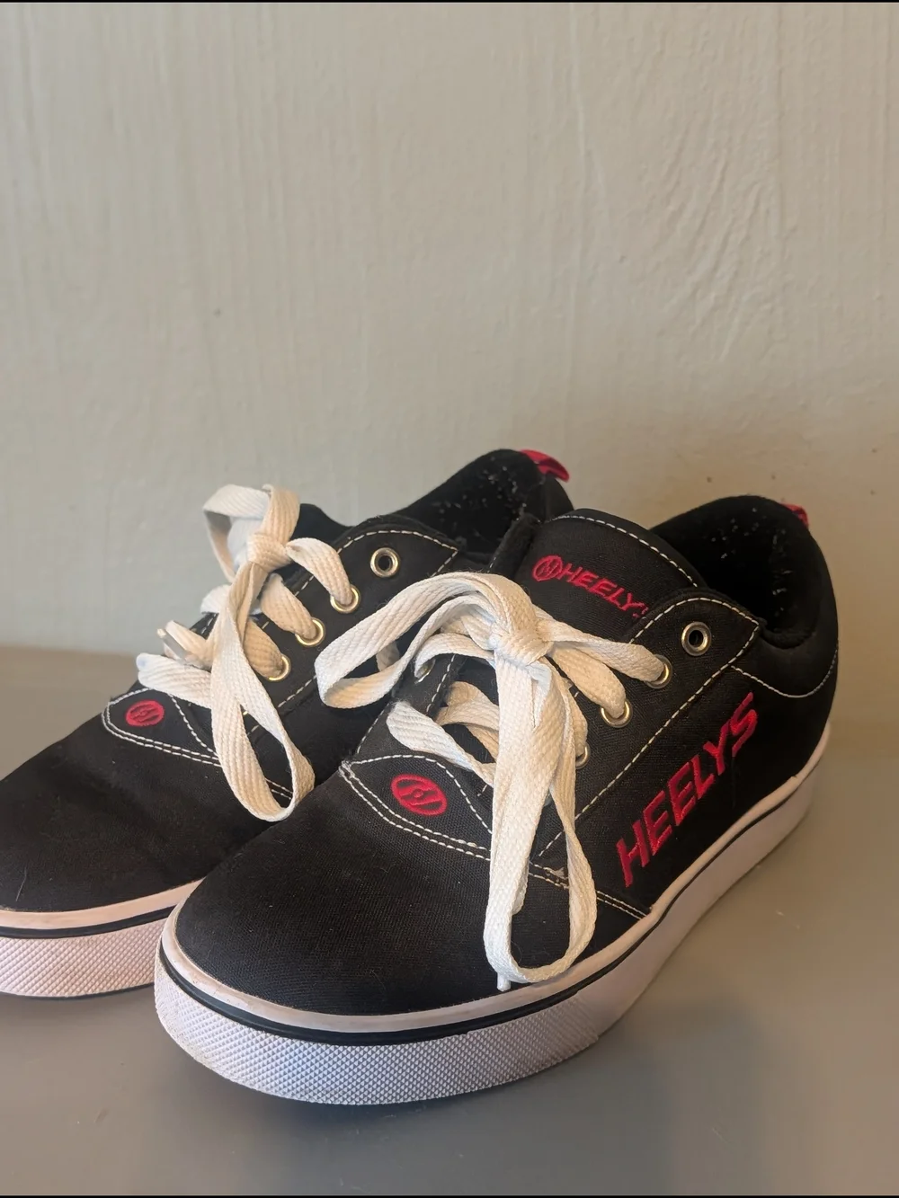 Heelys Pro 20 Youth Skate Shoes Black with White Laces - Picture 2 of 5